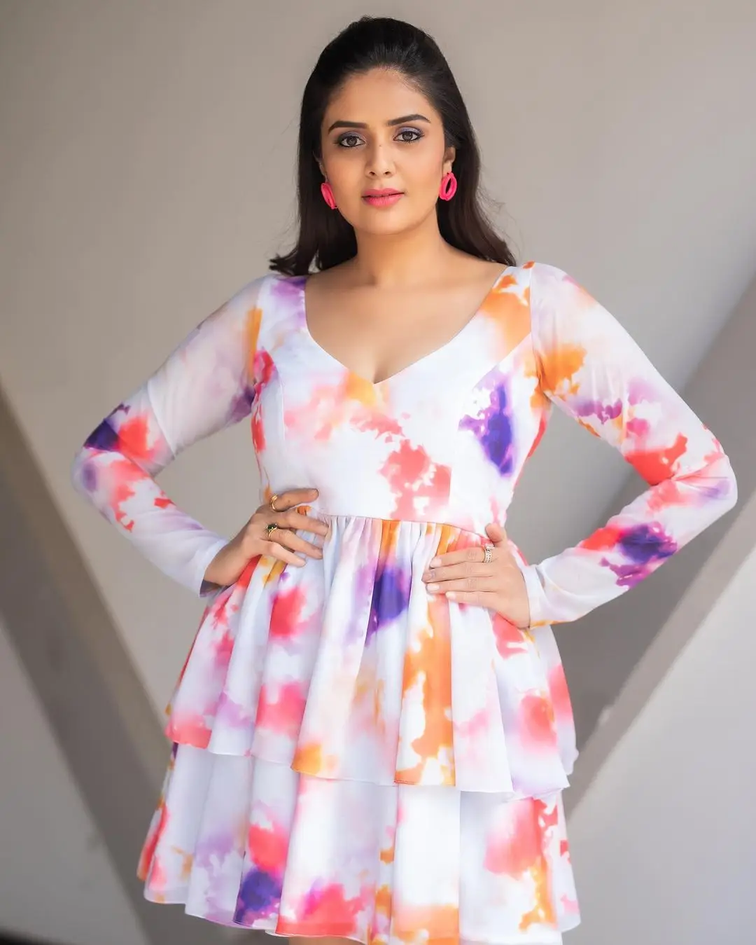 TELUGU TV ACTRESS SREEMUKHI STILLS IN MINI WHITE SKIRT 7